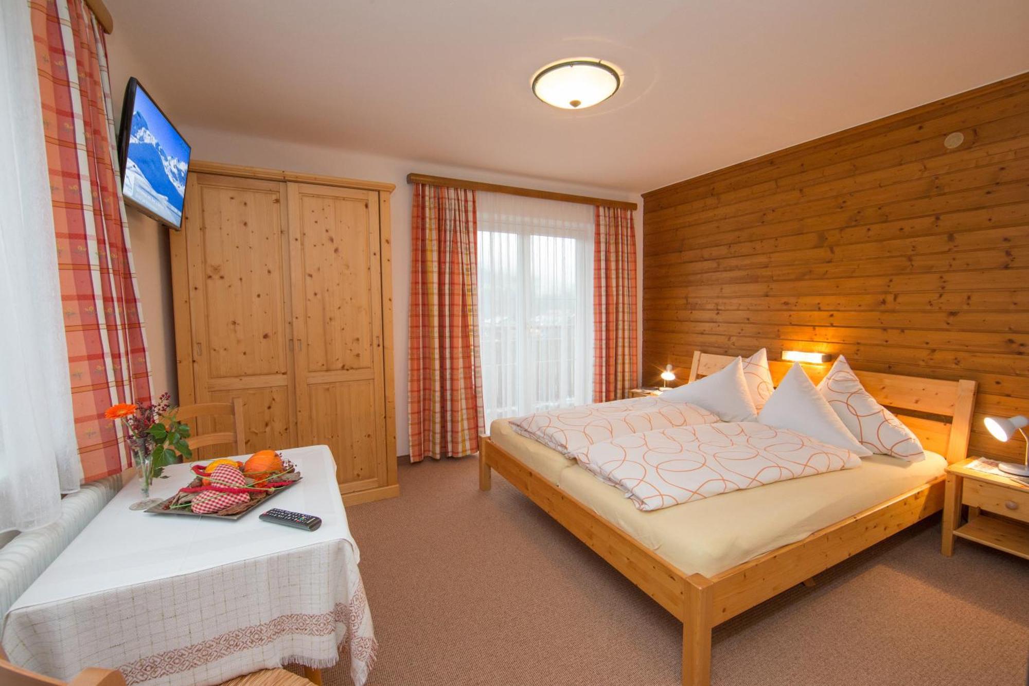 Hoelzl Bed & Breakfast Neukirchen am Großvenediger Room photo